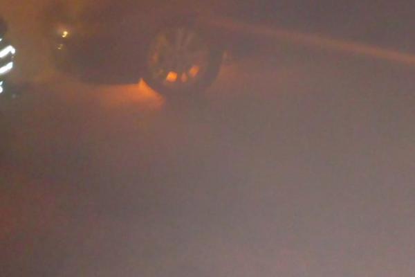 Foc la ceas de seară pe strada Torentului. Un autoturism, cuprins de flăcări