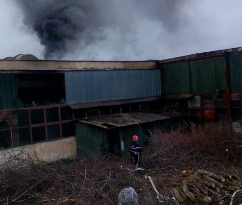 Pompierii, chemați să stingă un incendiu izbucnit la fosta fabrică Armătura