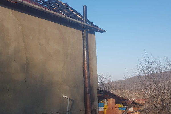 Acoperișul unei case din localitatea Panic, distrus de flăcări