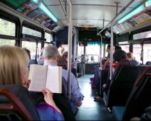 Bani de navetă pentru profesorii navetişti. Decontul aferent lunii decembrie, aproape 9.000 de lei