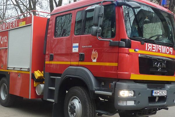 Incendiu mocnit la o casă din Zalău. Pompierii, chemați în ajutor