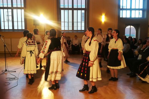 Ziua Femeii - sărbătorită la Centrul de Cultură şi Artă. Elevii Școlii Populare de Arte și Meserii, în spectacol