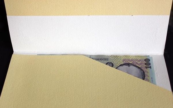 Recunoştinţa la plic - un obicei vechi, greu de stârpit. La Spitalul Judeţean, urne pentru donaţii.  Sumele colectate sunt în beneficiul pacienţilor.