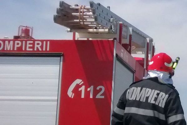 În Zalău: incendiu la o casă pe strada Cerbului. Pompierii au intervenit cu două autospeciale