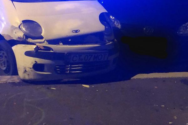 La un pas de tragedie: a intrat cu autoutilitara într-un cap de pod