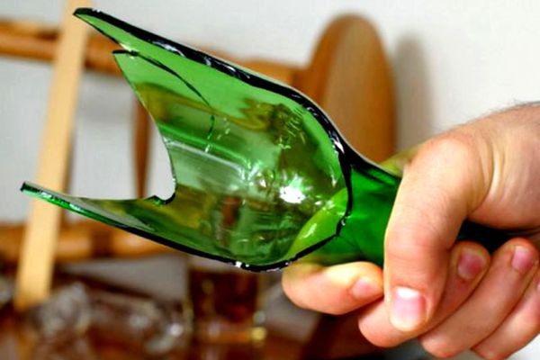 Au băut peste măsură şi apoi şi-au dat cu sticla în cap