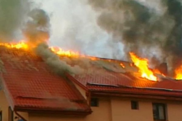 Foc la Crişeni: o casă, mistuită de flăcări