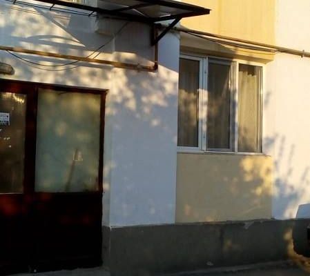 Acoperişurile unor imobile din muncipiu, smulse de vânt