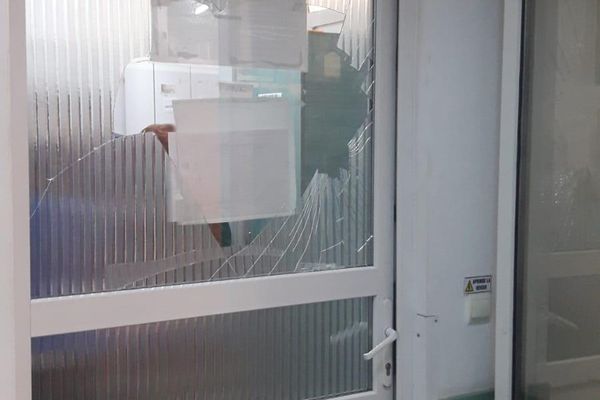 La 50 de ani: ameţit de alcool, a spart geamul unei locuinţe