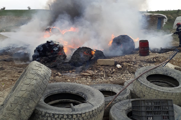 Foc pe strada Cimitirului din Zalău. Pompierii, la faţa locului