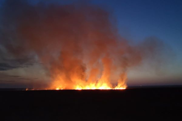 Gospodărie în flăcări la Camăr în a doua zi de Paşte. Proprietarii au suferit arsuri