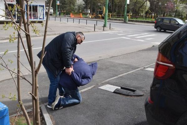 Se întâmplă în Zalău! Vânzătoarea unui magazin, tâlhărită și pălmuită de două tinere