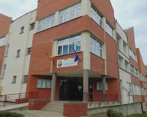 Pagube provocate de grindină la o școală din Zalău. Autoritățile au dispus suspendarea cursurilor