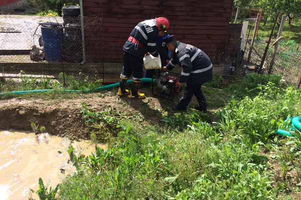 Subsolul unei case din Zalău, inundat din cauza ploilor. Pompierii, chemaţi în ajutor