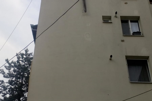 Vântul desprinde bucăţi de tablă de pe blocurile din Zalău. Pompierii, chemaţi în ajutor