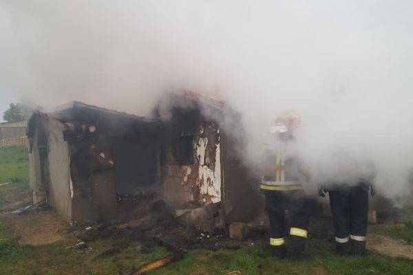 Un atelier auto din Aghireș, în flăcări. Patru autospeciale au intervenit pentru stingerea incendiului