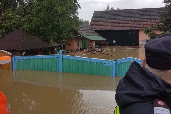 Gospodării inundate la Şimleu Silvaniei. Pompierii, chemaţi în ajutor