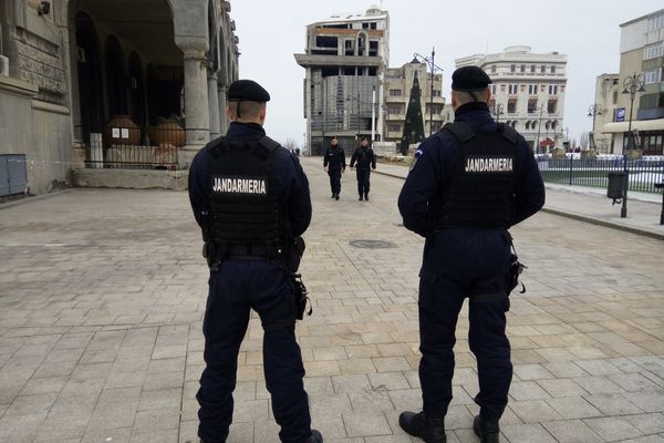 Sute de locuri pentru tinerii care vor să devină jandarmi. Se fac înscrieri pentru concursurile de admitere