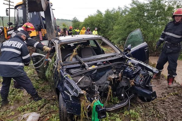 Video Prăpăd la Hereclean: autoturisme, luate de viitură