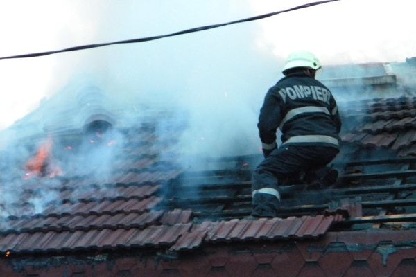 Acoperişul unei gospodării din localitatea Deja, distrus de flăcări