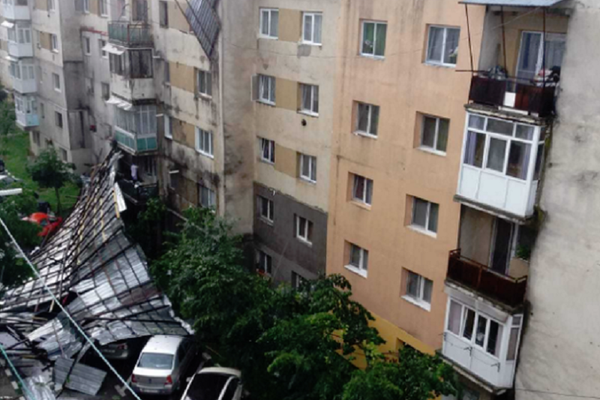 Pericol pe strada General Dragalina. Cad bucăți de țiglă de pe acoperișul unui bloc