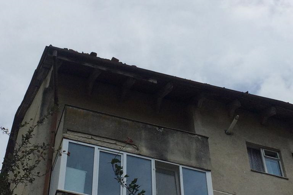 Atenție! Cad țiglele de pe blocuri