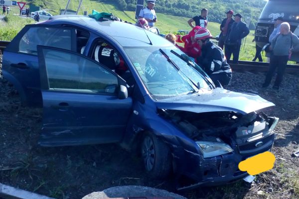 La Lompirt: autoturism lovit de tren. Două persoane au fost rănite