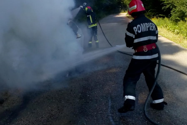 Între localitățile Mirșid și Moigrad, un autoturism a  fost cuprins de flăcări