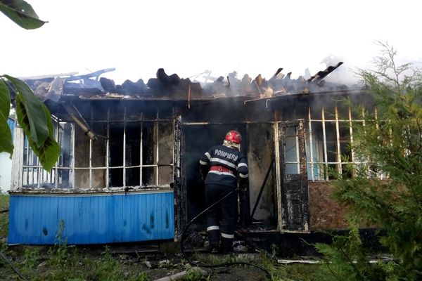 Două gospodării din comuna Crasna, în flăcări. Pompierii, chemați în sprijin