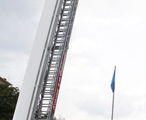 Pompierii, chemaţi să înlăture bucăţi de sticlă spartă din geamurile unei clădiri