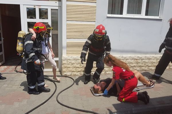 Pompierii au simulat o intervenție la un incendiu. Clubul copiilor Cehu Silvaniei a fost cuprins de flăcări