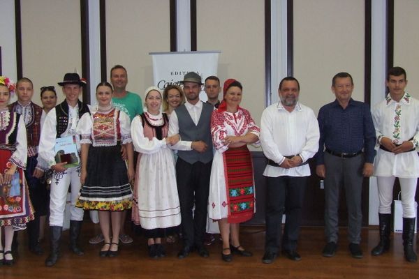 Festivalul Internațional de folclor ''Ecouri meseșene'' şi-a deschis porţile. Artiști și ansambluri din ţară şi strinătate fac spectacol la Zalău