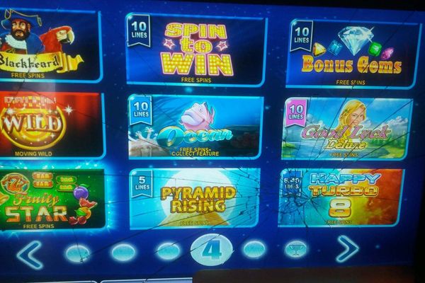 Furios că a pierdut la ‘’păcănele’’, un zălăuan a distrus cu pumnul un aparat de joc