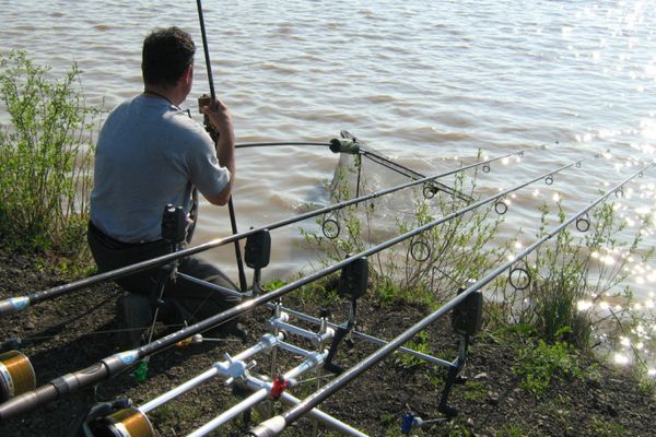 Au pescuit fără permis şi au fost amendaţi de jandarmi