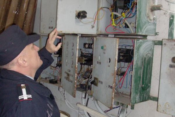 Incendiu pe strada Tudor Vladimirescu din municipiu. Un panou electric, cuprins de flăcări