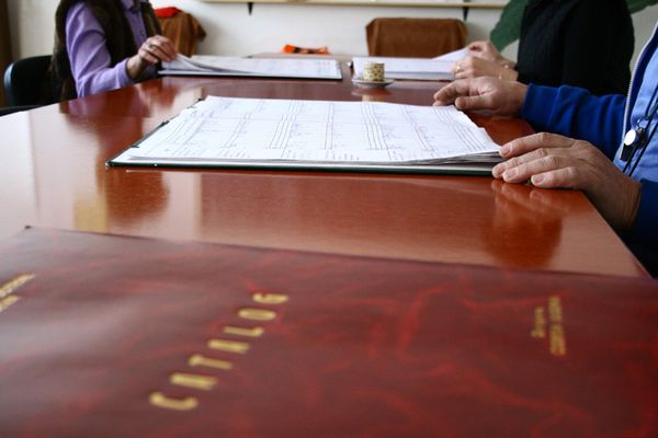 Peste 80 de profesori navetişti şi-au primit banii de transport