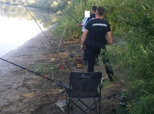 Pescuitul, un hobby ''costisitor''. Zeci de pescari, sancţionaţi de jandarmi