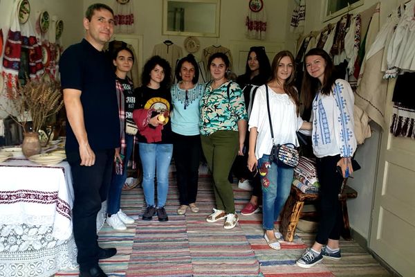 Studenții de la Facultatea de Litere din Baia Mare, în tabăra de cercetare etnografică de la Bădăcin