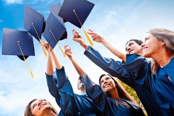 Sute de tineri absolvenţi au înlocuit carnetul de note cu cel de şomer