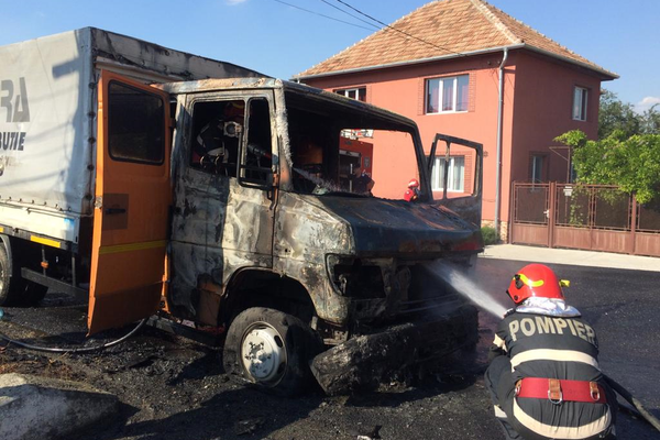 O autoutilitară a luat foc, la Borla. Circulaţia rutieră, blocată pe ambele sensuri