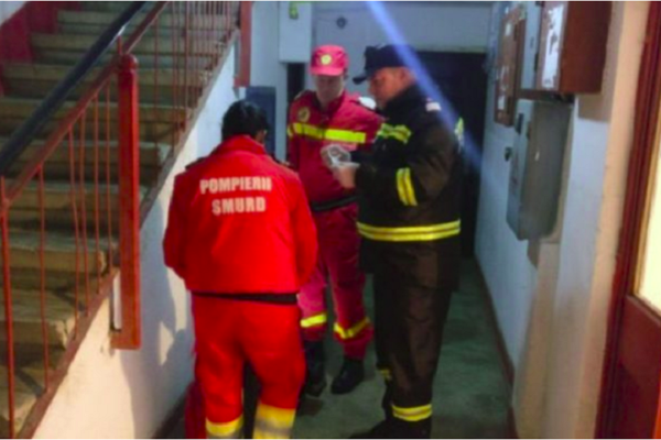 Cadavrul unui bărbat, aflat în stare avansată de descompunere, descoperit într-un apartament din Zalău