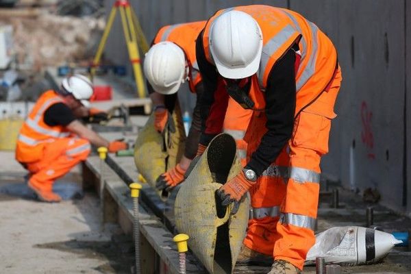 Firmele de construcții, obligate să asigure salariul minim brut de 3.000 de lei