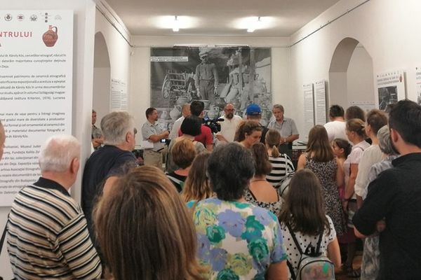 În luna august: ''Ceramica Centrului de olari Deja'' - expoziţie la Galeria de Artă