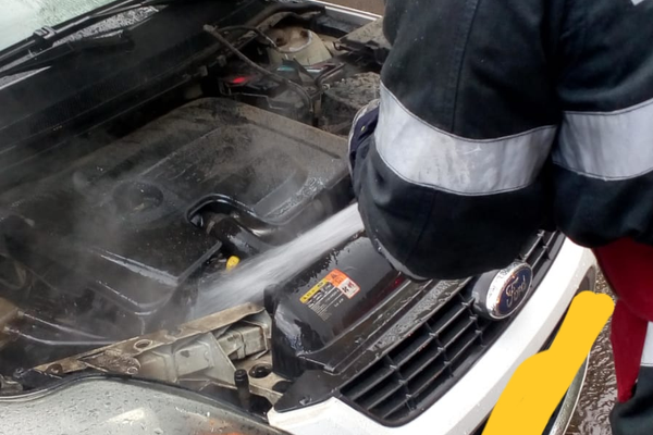 Autoturism în flăcări pe strada General Dragalina