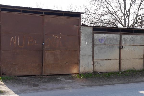 Garajele din zona blocurilor E3 şi E5 de pe strada Voievod Gelu, demolate de Primărie. În zonă încep lucrări de modernizare