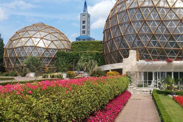 Artişti din ţară şi din străinătate se întâlnesc la Grădina Botanică din Jibou. Începe o nouă ediţie a Simpozionului Internaţional ''Arta în Grădină''