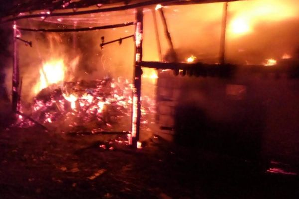 Foc la Cehei, în miezul nopţii. O gospodărie a fost cuprinsă de flăcări