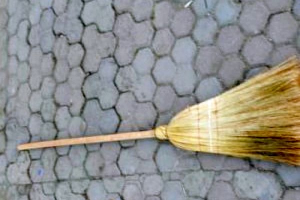 Scandal între două femei la Şimleu. S-au bătut cu mătura în plină stradă