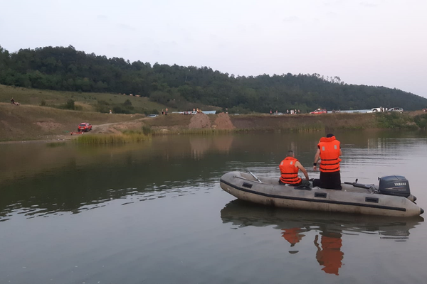 Adolescent de 16 ani, dispărut în balta unei balastiere din localitatea Almaşu. Căutările,  în plină desfăşurare