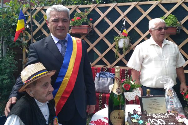 Un localnic din Băbeni, sărbătorit la aniversarea a 100 de ani de viaţă